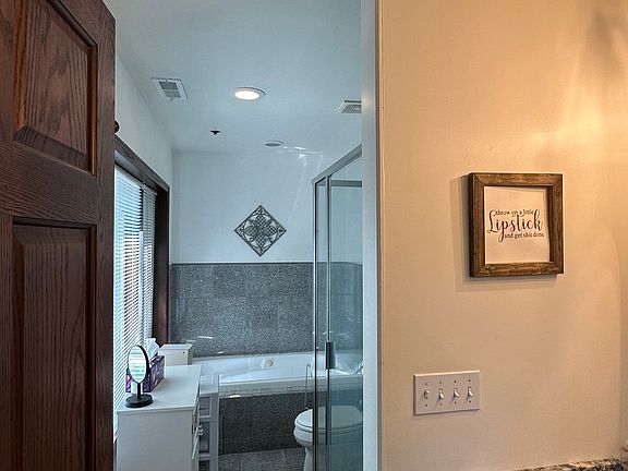 5th image of 2934 Central St APT 2S
