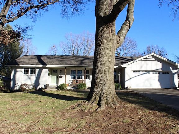 2nd image of 2916 S Chantilly Lane