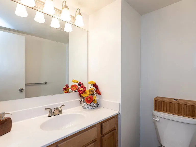 Newport Lake Apartments — Photo 15
