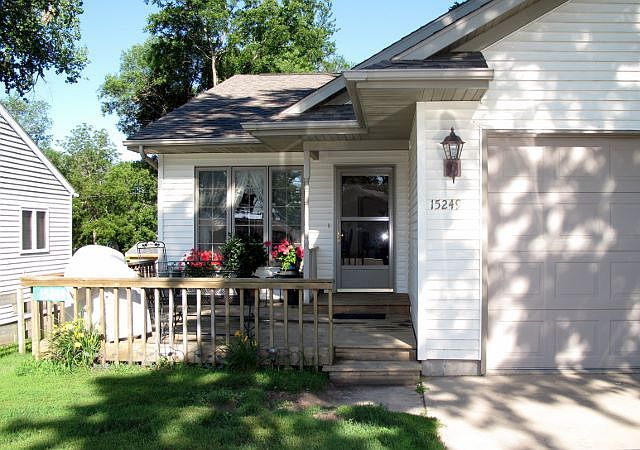 1st image of 15249 Lakeview Dr