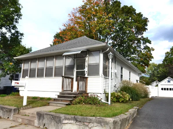 31 Barber St, Springfield, MA 01109