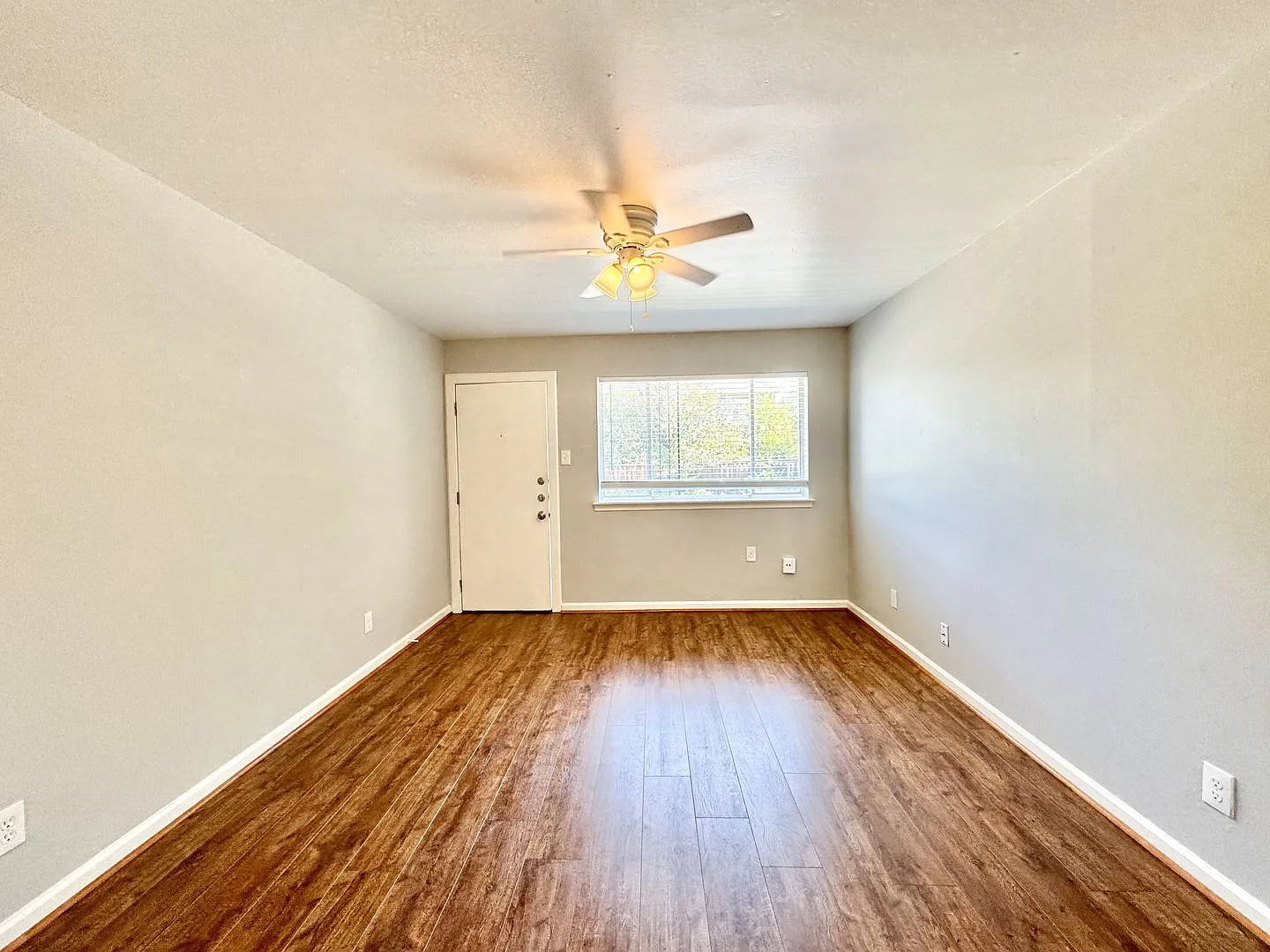 5722 Gaston Ave — Photo 2