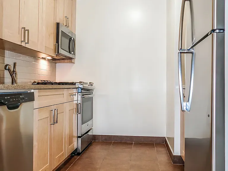 21 West St #28E — Photo 2