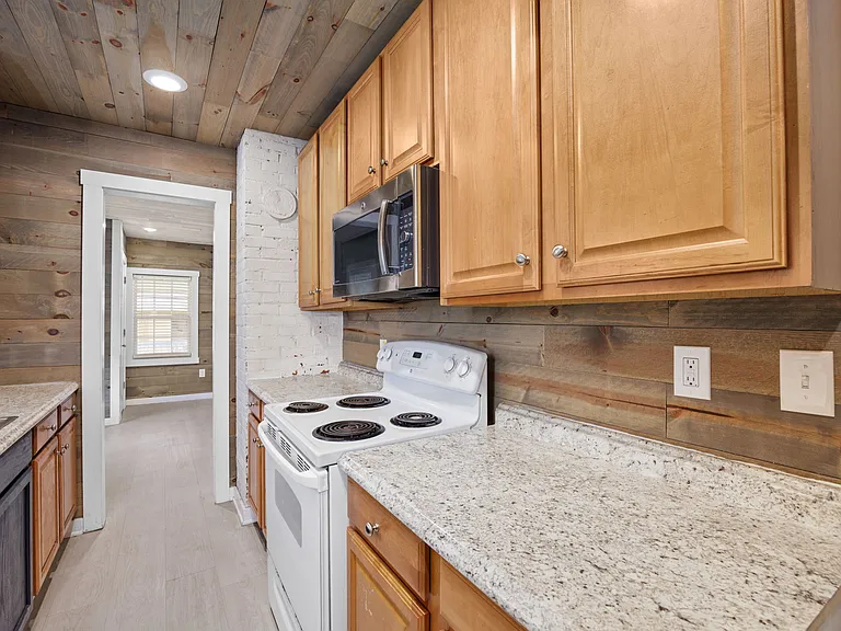 135 W Woodland Rd — Photo 8