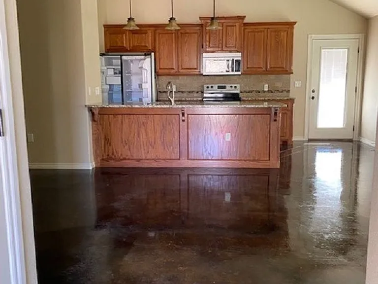 2422 SW A Ave — Photo 2