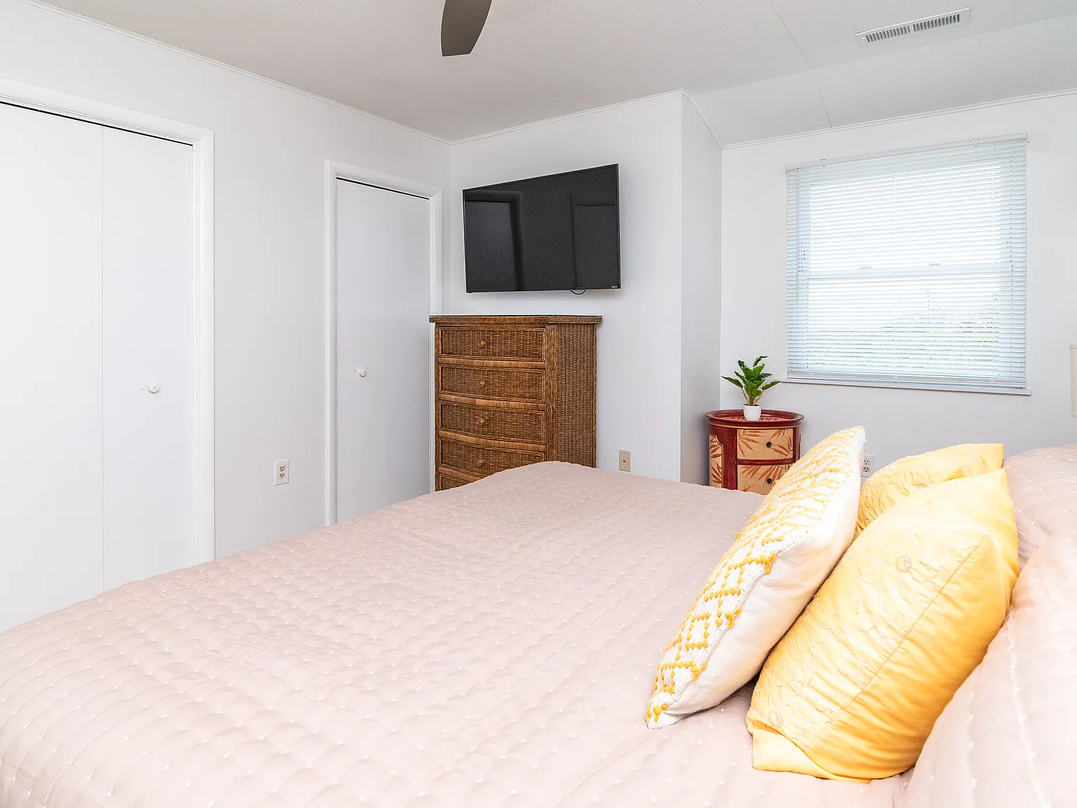 2 bed, 1200 sqft, $3,200 — Photo 2