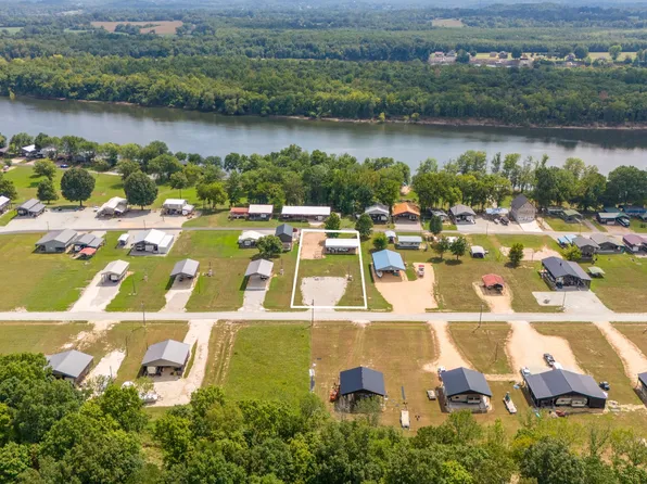 1020 Wc Pickett Rd, Clifton, TN 38425