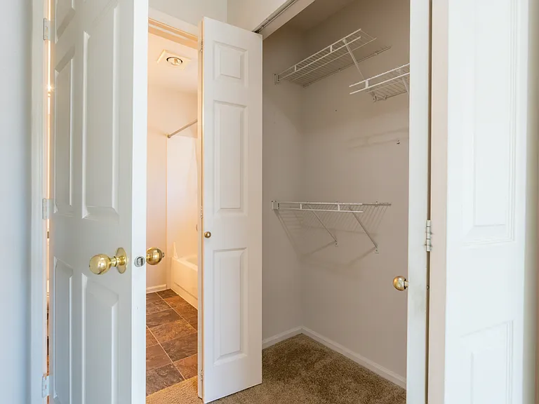Bellevue Heights Apartments — Photo 16