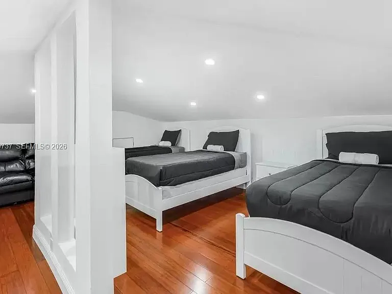 437 Holiday Dr — Photo 13