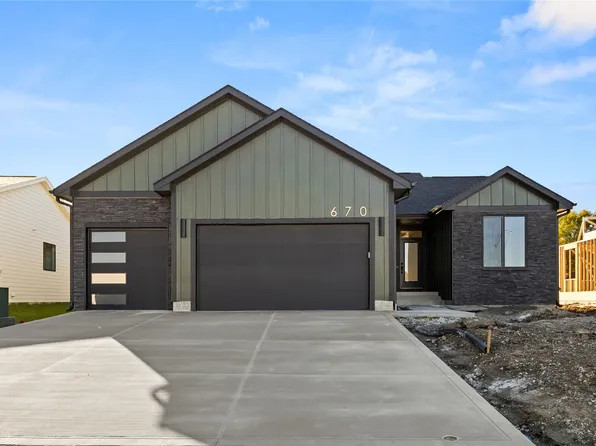 670 NW Georgetown Dr, Waukee, IA 50263