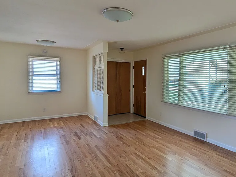 755 Oakmere Pl — Photo 2