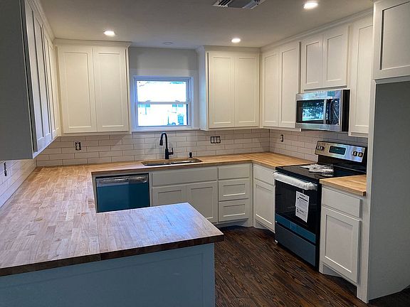 3rd image of 701 N Lewis Ave