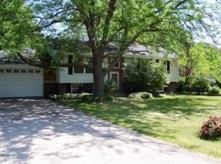 162 Ridgeway Dr, Dousman, WI 53118