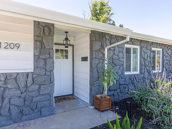 5th image of 1209 Greenhills Rd