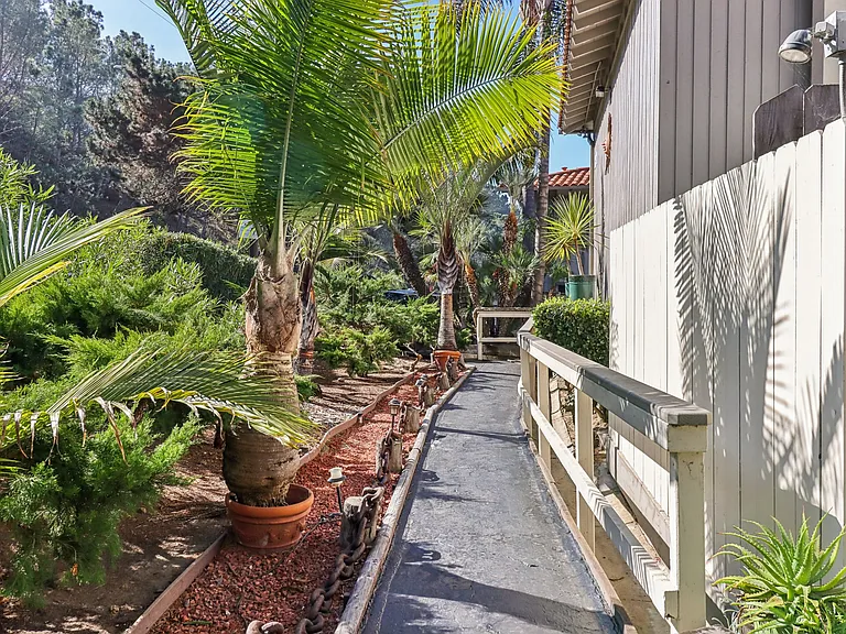 La Jollan Townhomes — Photo 39