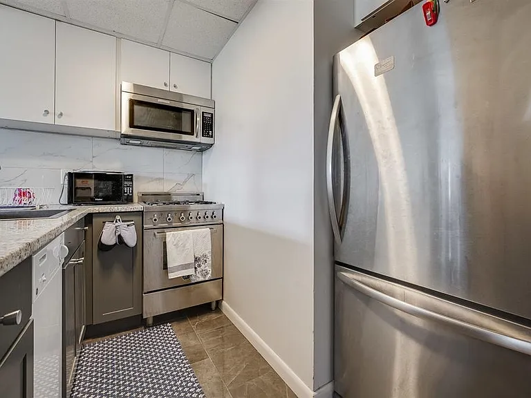 227 Christopher Columbus Dr #308B — Photo 3