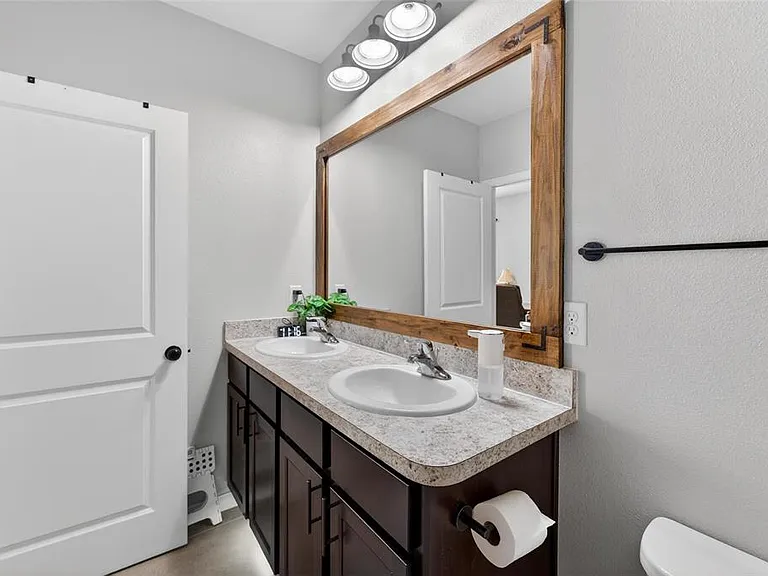 11176 Leland Groves Dr — Photo 45
