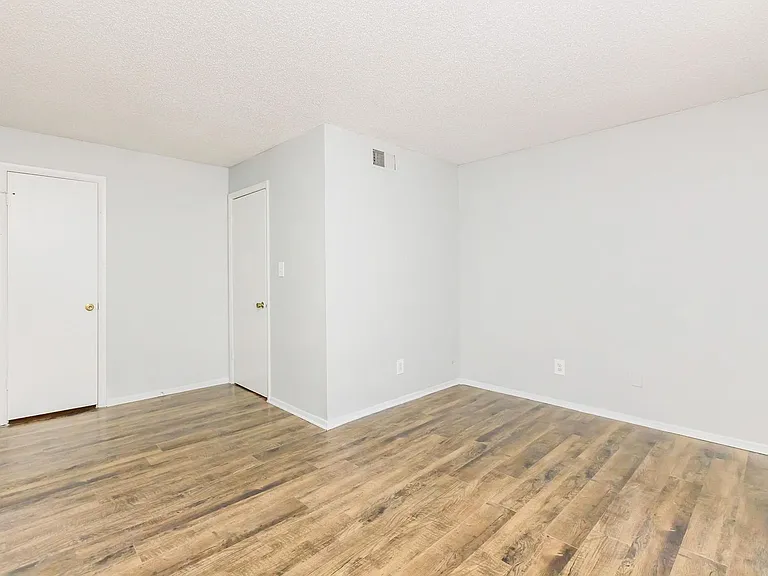 Crown Pointe Apartments — Photo 31