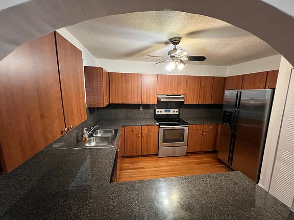 Kitchen with plenty of space to cook, prep and entertain. Kitchen has a breakfast bar, with space for 2 stools.