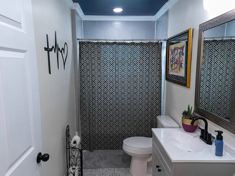 2553 N Rocheblave St — Photo 8