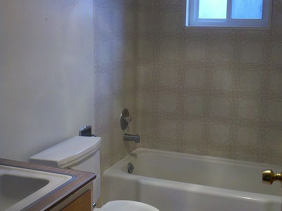 2nd image of 2521-23-25-27 Thames St #2521