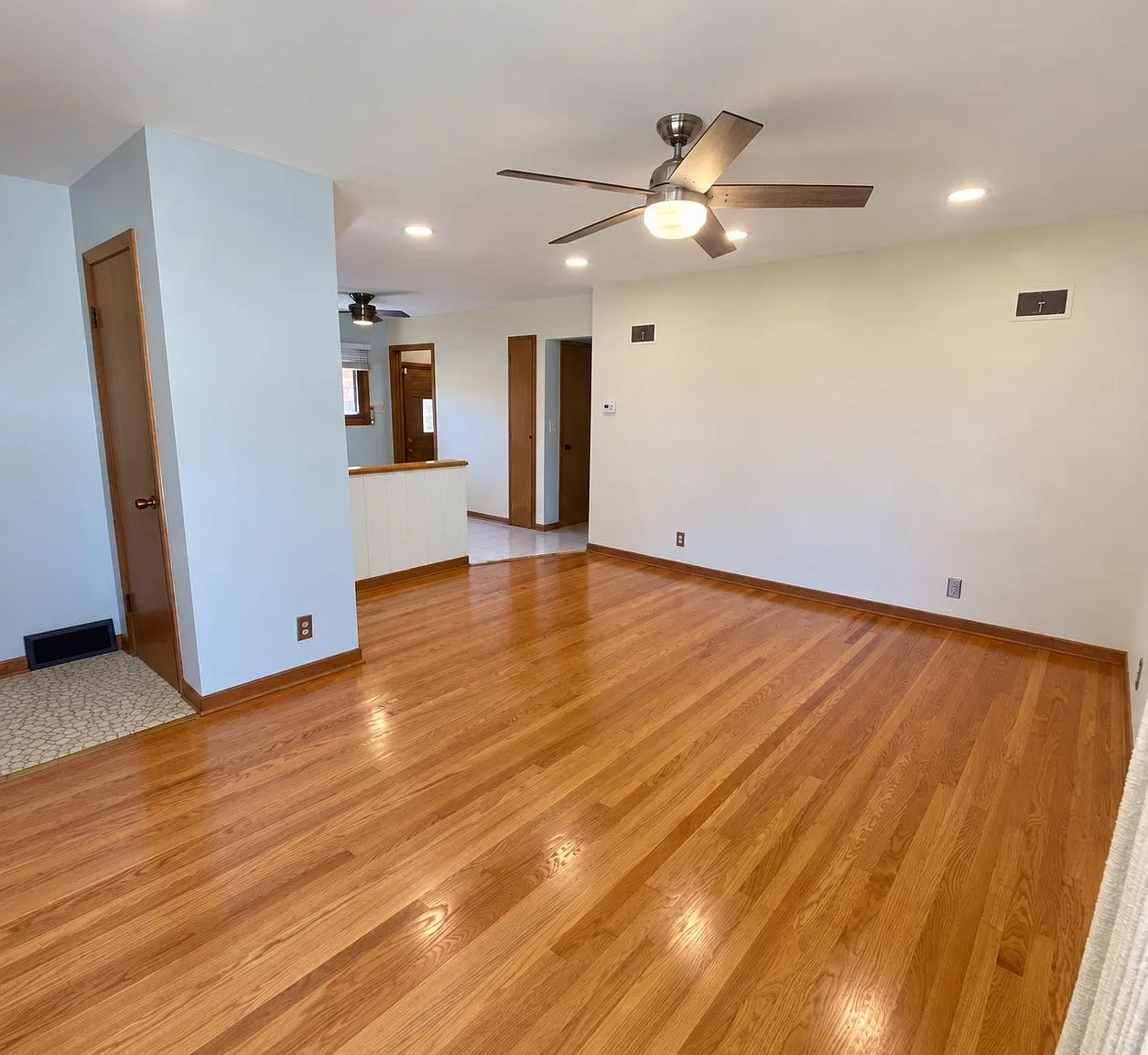 3 bed, 2.0 bath, 1106 sqft, $2,495 — Photo 4