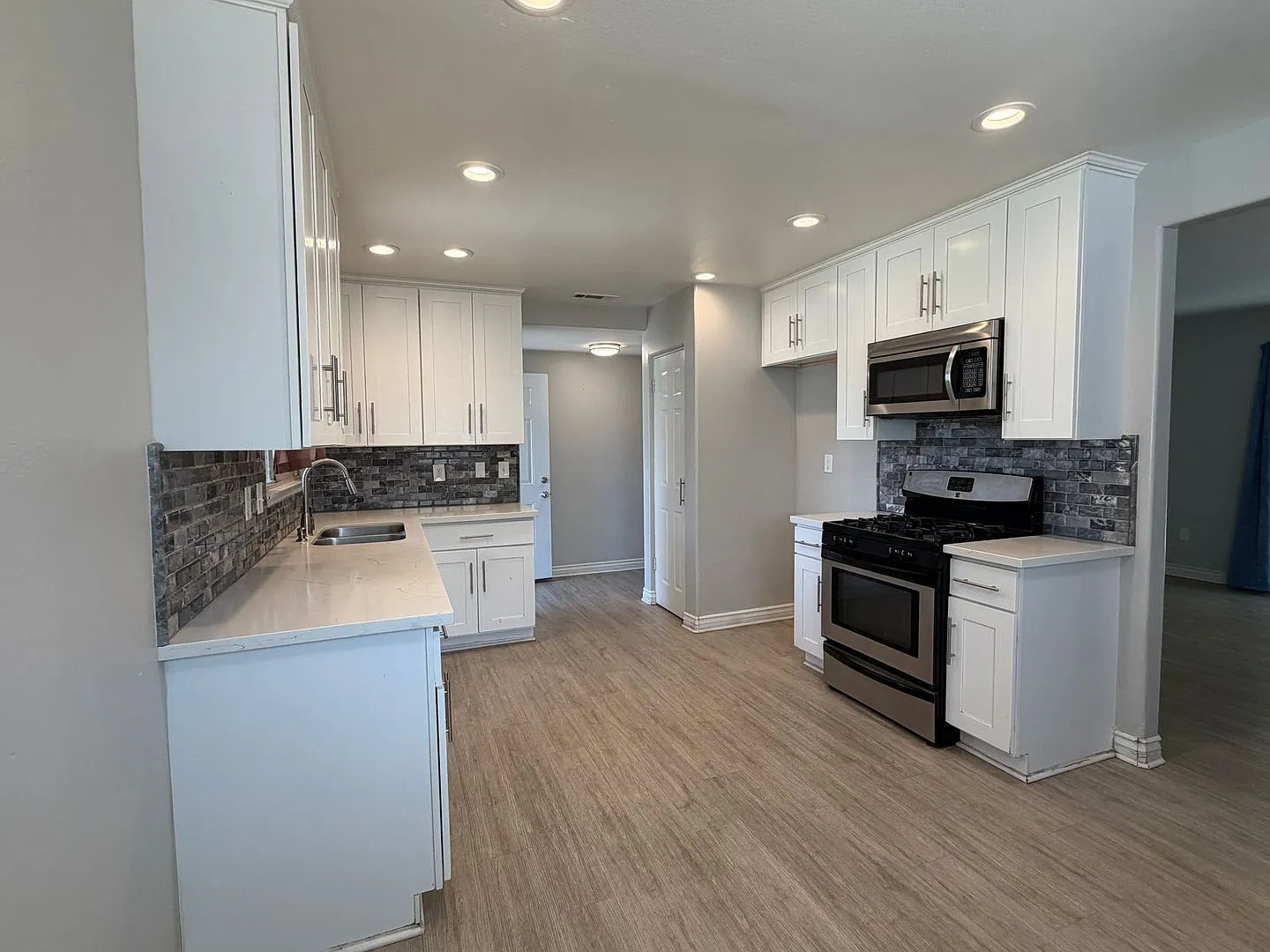 3 bed, 2.0 bath, 1168 sqft, $2,800 — Photo 3