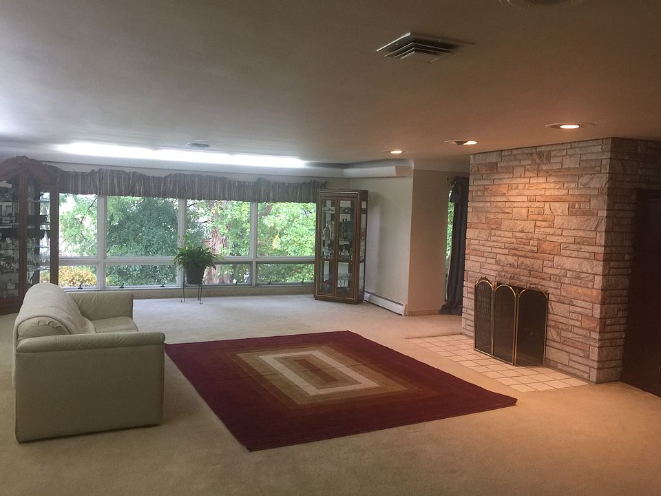 LR w/ double-sided fireplace