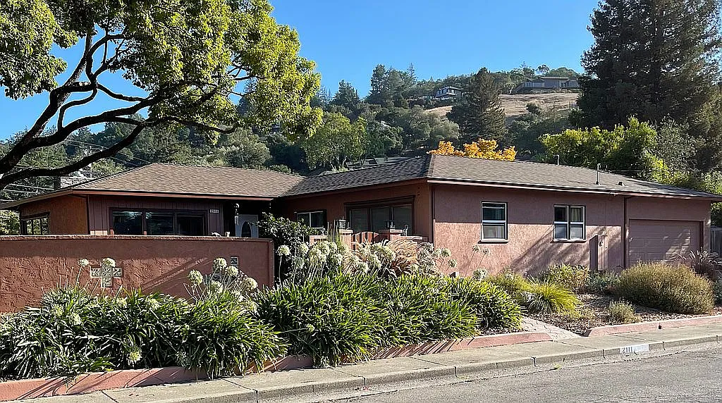 2111 Iris Ct photo 1