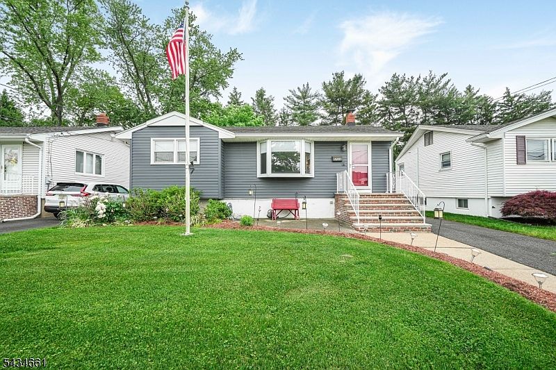 1st image of 202 Colonial Ave