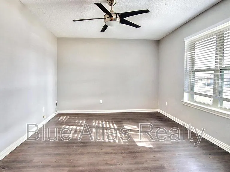 2935 Potomac Ave — Photo 12
