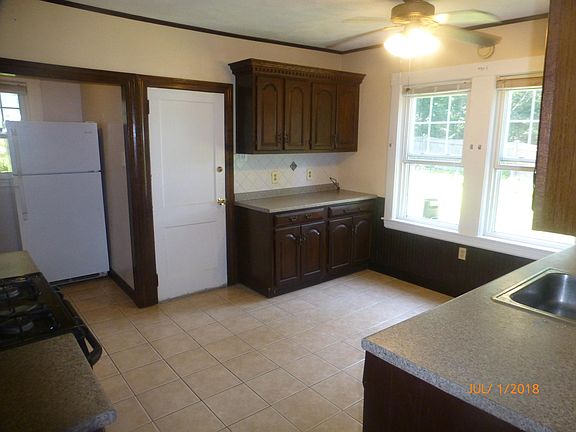 Kitchen w/ Walk In Pantry