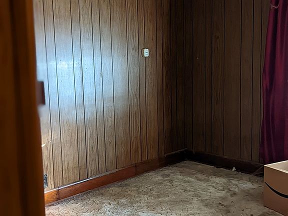 4th image of 842 Russ St