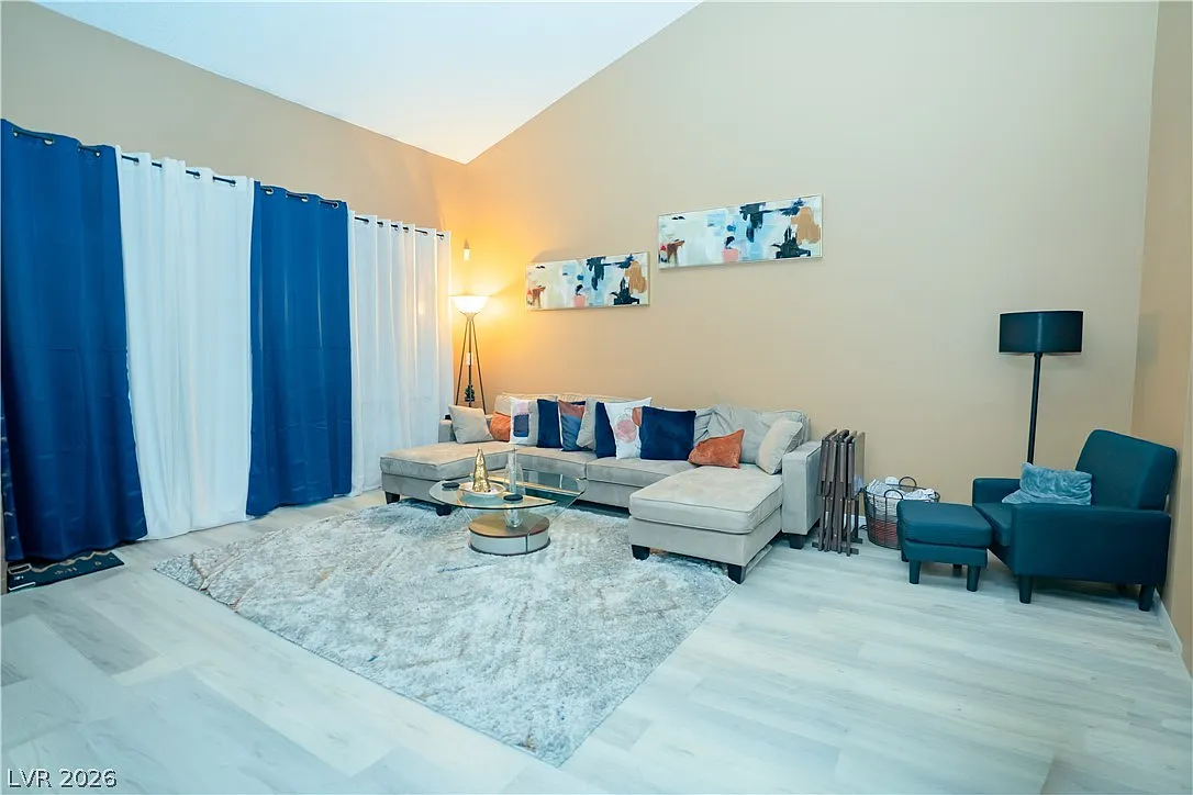 3 bed, 2.0 bath, 1701 sqft, $2,000 — Photo 3