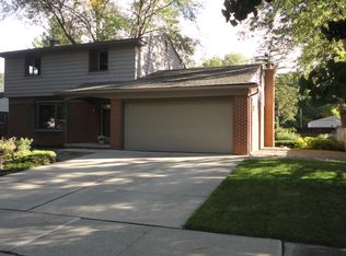 674 Canterbury Dr, Saline, MI 48176