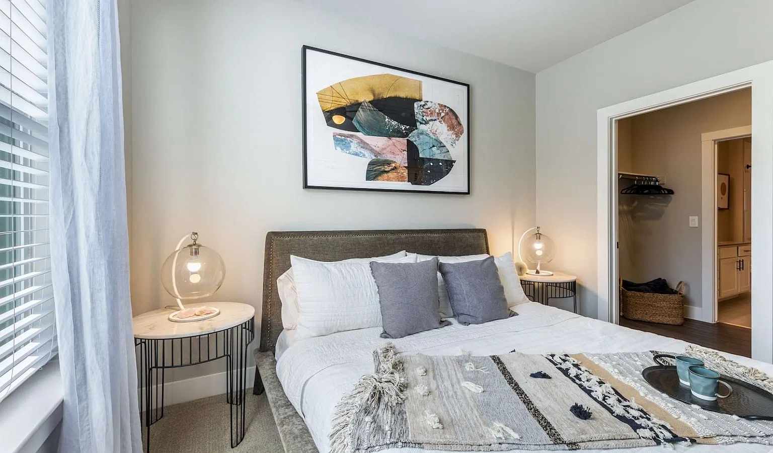East Side 9 Weeks Free! Huge Layout, Great Walkability, Island Kitchen, 900+Sqft! — Photo 4