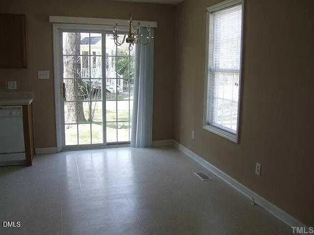 3 bed, 2.0 bath, 1049 sqft, $1,600 — Photo 3