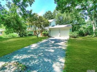10 Shawmont Ln, Stony Brook, NY 11790