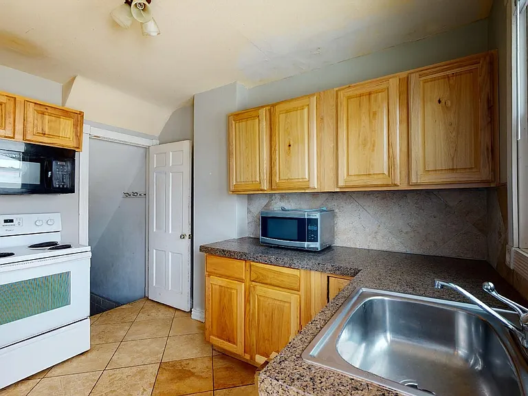 912 Grand Ave — Photo 2