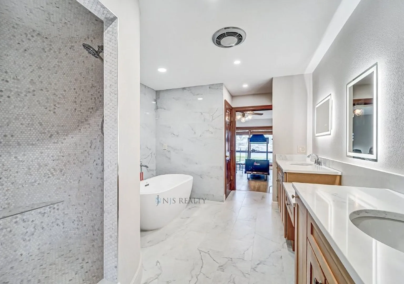Experience exceptional waterfront living in this stunning 5-bed, 3-full-bath, 2-half-bath home bo... — Photo 3