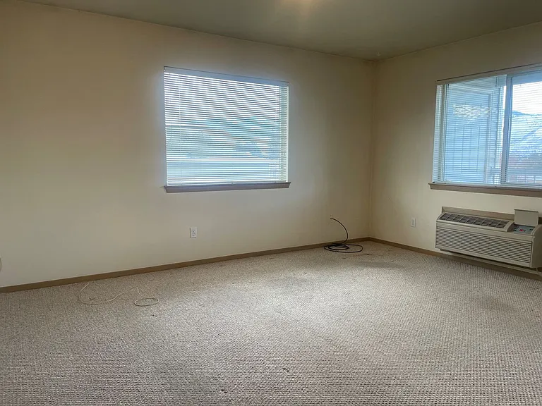 595 Eastmont Ave — Photo 2