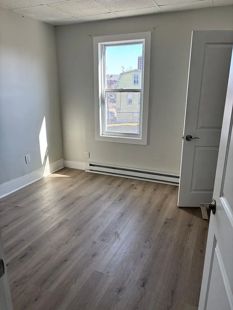 127-129 Main St — Photo 4