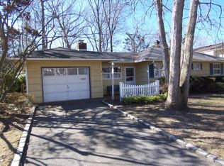 14 Bayview St E, Massapequa, NY 11758