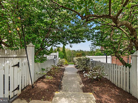2nd image of 112 Ridgepoint Pl