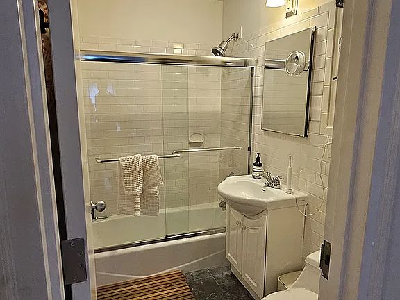 3rd image of 38 W 71st St APT 5F