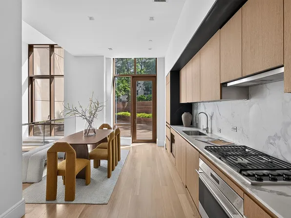 215 E 19th St #1G, New York, NY 10003