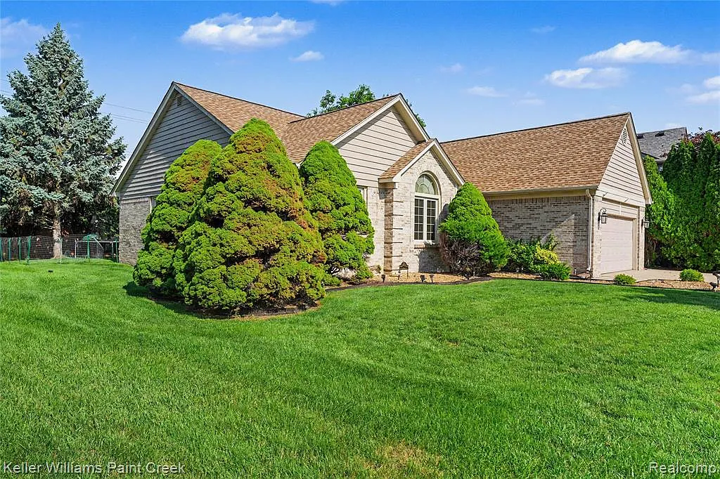 3 bed, 2.5 bath, 3400 sqft, $3,000 — Photo 2