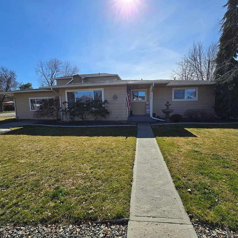 4 bed, 2.0 bath, 2353 sqft, $2,300 — Photo 1
