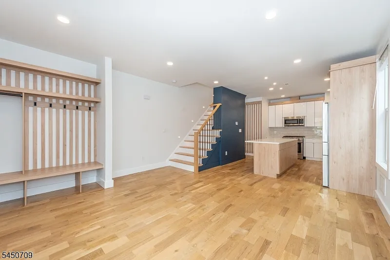 3 bed, 3.5 bath, $5,700 — Photo 3