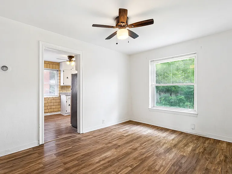 1076 Wilshire Ave — Photo 11